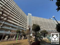 トイレにもトイレットペーパーのストックや消耗品置き場、小物置きなどとしてもお使いいただける棚がございます。