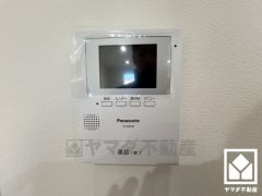 突然の来訪時でも安心なモニター付きインターホンを完備。お留守番中のお子様でも簡単に来訪者の確認ができます。