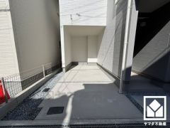 インナーガレージを1台分完備。重い荷物や雨の日の移動もスムーズで、快適なカーライフを実現。ご成約でヤマダポイントプレゼント中です。お問合せお待ちしております。