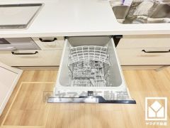 毎日の家事の負担を軽減でき、水道代の節約にもなる食器洗乾燥機付き。