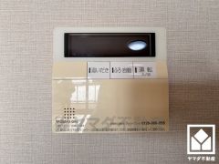 ボタン1つで自動でお湯張りができるオートバス機能付き。追い炊き機能もございますので、いつでも温かいお風呂に入ることができます。