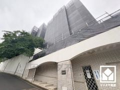 自然と調和するデザインが魅力。四季折々の風景に溶け込む、心地よい住まい。