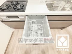 毎日の家事の負担を軽減でき、水道代の節約にもなる深型食器洗乾燥機付き。