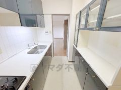 キッチン収納の多さもお料理を楽にしてくれるポイント。備え付けのカップボードがあり、スッキリとした空間が保てます。