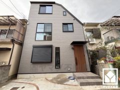 洗練された外観デザインが、住まう誇りを演出。街並みに馴染みながらも、ひときわ目を引く存在感。