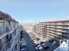 敷地内に駐車場を完備。重い荷物や雨の日の移動もスムーズで、快適なカーライフを実現。空き状況等は弊社スタッフまでお気軽にお問い合わせください。