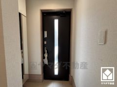 ドアの窓から光が差し込み、外出時にも帰宅時にも、明るい気持ちになれる玄関です。