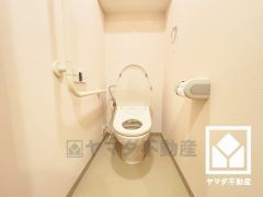明るく清潔感溢れるトイレです。手すりがございますので、立ち座りが楽になります。