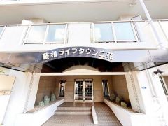 広々とした明るいエントランス。綺麗に整備されており、帰宅時や来客時にも気持ちの良い空間です。