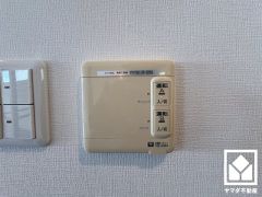 床暖房付きで、寒い冬でも足元ポカポカ。ホコリを巻き上げないのでお子様のいるご家庭にもおすすめです。エアコンの風が苦手な方や、アレルギー体質の方も快適にお住まいいただけます。