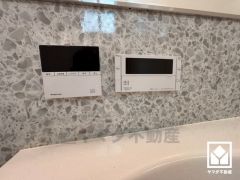 ボタン1つで自動でお湯張りができるオートバス機能付き。追い炊き機能もございますので、いつでも温かいお風呂に入ることができます。