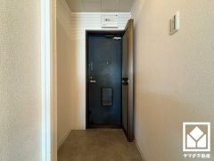 玄関扉はルーバー網戸付き。虫や視線をカットしながら風通しを確保できるので、夏場に涼しい風の取り込みや、湿気・においの排出にも重宝します。