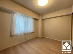 大きな窓からは明るい光が降り注ぎます。柔らかな光が差し込むお部屋で、快適で落ち着いた生活をお送りいただけます。