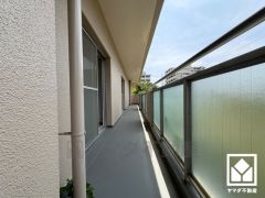 北・西・南側の3面引き回しバルコニーで、陽当たり、風通し良好。広々バルコニーでお洗濯物をたっぷりと干す事ができます。