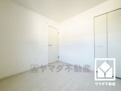 クローゼット付きの洋室で整理整頓しやすいです。