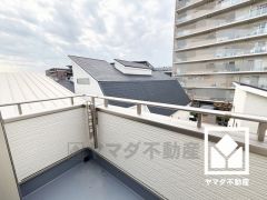 バルコニーが2階と3階に1か所ずつございますので、お洗濯物をたっぷりと干す事ができます。