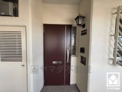 シンプルで洗練された玄関デザイン。帰るたびにホッとできる、心地よい住まいの入り口。