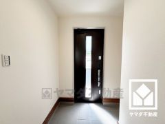 玄関ドアの窓から光が差し込み、外出時にも帰宅時にも、明るい気持ちになれる玄関です。