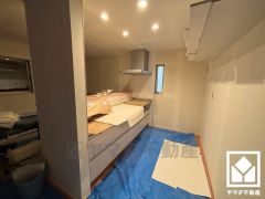 カウンターキッチンなので配膳や片付けがしやすく、お料理中でもお子様の様子が分かって安心です。安全性と使いやすさを兼ね備えたIHクッキングヒーターでお手入れもラクラクです。