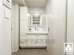 収納豊富なトールキャビネット付きでスッキリお使い頂ける3面鏡の洗面台です。洗面ボウルが広めなので、忙しい朝でも身支度がしやすく時短になります。