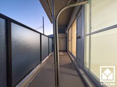 南向きバルコニーで陽当たり、風通し良好。広々としているため、お洗濯物をたっぷりと干す事ができます。