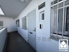 シンプルで洗練された玄関デザイン。帰るたびにホッとできる、心地よい住まいの入り口。