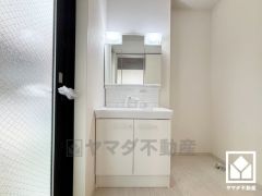 収納豊富でスッキリお使い頂ける3面鏡の洗面台です。洗面ボウルが広めなので、忙しい朝でも身支度がしやすく時短になります。