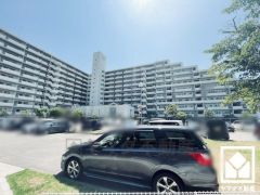 家族との時間も、自分だけの時間も心地よく過ごせる。シンプルで飽きのこない設計が、暮らしに余白をもたらします。この住宅は、日々の暮らしをそっと支えてくれます。