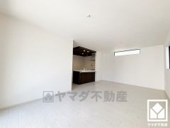 広々18.1帖のLDKが魅力。家族全員がリラックスできる、ゆったりとした快適リビングで温かい団らんの時間を。