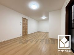 広々17帖のLDKが魅力。家族全員がリラックスできる、ゆったりとした快適リビングで温かい団らんの時間を。