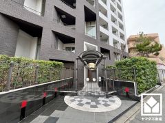 上質な素材と洗練されたデザインが織りなすエントランス。住まう人の誇りを感じさせる、優雅な迎えの空間。