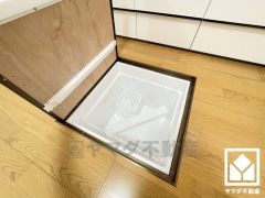 キッチンには床下収納がございます。災害時の非常食や食料品のストックなども保存できます。