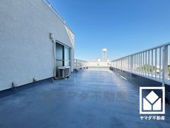 南東側に陽当たり・風通し良好の広々としたバルコニーがあり、陽射しを感じながら贅沢な時間を過ごすことができます。お洗濯物もたっぷりと干す事ができそうです。