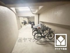 屋内駐輪場・バイク置場を完備。雨や風、直射日光からお乗り物を守ることができます。