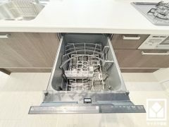 毎日の家事の負担を軽減でき、水道代の節約にもなる食器洗乾燥機付き。