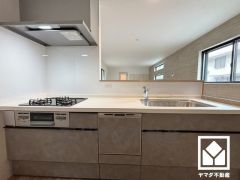 対面式キッチンなのでお料理中でもお子様の様子が分かって安心です。家族のごはん作りがはかどる。同時調理ができる3口コンロ付き。毎日の家事の負担を軽減でき、水道代の節約にもなる食器洗乾燥機もございます。