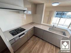 L型なので作業動線が最短距離で効率良く動けます。コーナー部分の作業スペースをより広く確保できているのも魅力です。毎日の家事の負担を軽減でき、水道代の節約にもなる食器洗乾燥機付き。