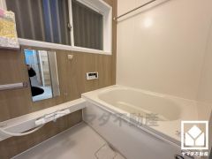 1日の疲れを癒す浴室でゆったりリフレッシュ。窓が付いているので明るく、こもりがちな湿気もすぐ取り除くことができます。ハウステック製です。