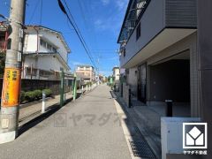 トイレにも、トイレットペーパーのストックや消耗品置き場などとしてお使いいただける吊戸棚がございます。