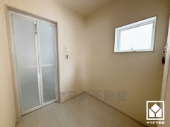 小さなお子様のお風呂上りもこのスペースがあればゆったりとして頂けます。室内洗濯機置場がございますので、天候に左右されず洗濯していただけます。