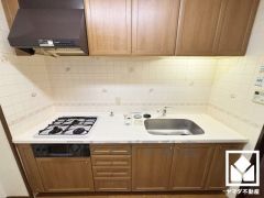 家族のごはん作りがはかどる。同時調理ができる3口コンロ付き。調理に手間がかかりがちな肉や魚を、短時間でサッと焼き上げることができるグリルもございます。