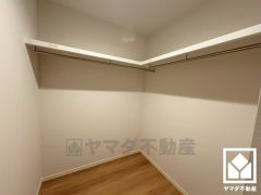 収納力豊富なウォークインクローゼット付き。お洋服はもちろん、スーツケースなどの大物もしっかり収納できます。