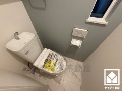 明るく清潔感溢れるトイレです。温水洗浄便座付きで、季節を問わずいつでも温かい便座をお使いいただけます。