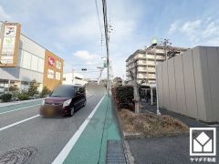 スギドラッグやセブンイレブンなどが出店するショッピングセンター「甲子園口グリーンプレイス」まで徒歩2分、「万代西宮熊野店」まで徒歩3分など、お買い物施設が徒歩圏内に複数あり便利な住環境です。