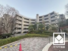 収納豊富でスッキリお使い頂ける洗面台がございます。ワイドなカウンターで、忙しい朝でも身支度がしやすく時短になります。