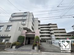 カウンター付きの対面式セミオープンキッチンです。配膳や片付けがしやすく、お料理中でもお子様の様子が分かって安心です。
