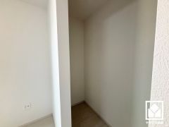収納力豊富なウォークインクローゼット付き。お洋服はもちろん、スーツケースなどの大物もしっかり収納できます。