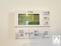 エコキュート搭載。ヒートポンプ技術で効率よくお湯を沸かすため、電気代がお得になります。火を使わないので安全性が高く、断水時にも貯めてあるお湯を生活用水として使用することができます。