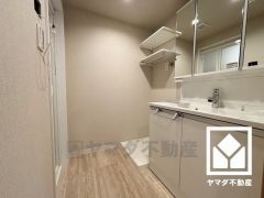 収納付きでスッキリお使い頂ける3面鏡の洗面台です。洗面ボウルが広めなので、忙しい朝でも身支度がしやすく時短になります。