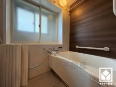 1日の疲れを癒す浴室でゆったりリフレッシュ。大きな窓が付いているので明るく、こもりがちな湿気もすぐ取り除くことができます。